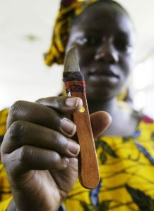 TO GO WITH AFP STORY  A woman who performs genital cutting shows a knife she uses during a gathering to denounce excision 17 November 2005 in Abidjan. 40% of women in Ivory Coast undergo genital mutilation. AFP PHOTO KAMBOU SIA