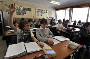BRUXELLES, BELGIQUE. COLLEGE SAINT-PIERRE JETTE. ILLUSTRATION ECOLE, ENSEIGNEMENT, PROFESSEURS, ELEVES, SALLE DE CLASSE, COUR DE RECREATION, COUR DE GYMNASTIQUE, ETUDIANTS, CAHIER, CARTABLE, CANTINE, DINER CHAUD, DINER TARTINES POUR LESOIR. PHOTO : PIERRE-YVES THIENPONT / LE SOIR
