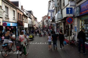 De Gentsesteenweg in Molenbeek, een marokaanse wijk waar dee vrouw woont